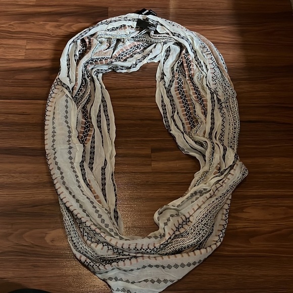 Nwt Express scarf - Picture 5 of 5